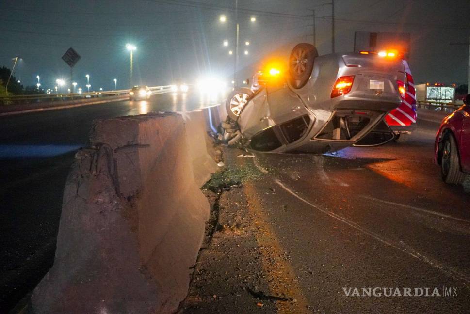 $!El muro de contención detuvo el trayecto del vehículo siniestrado.