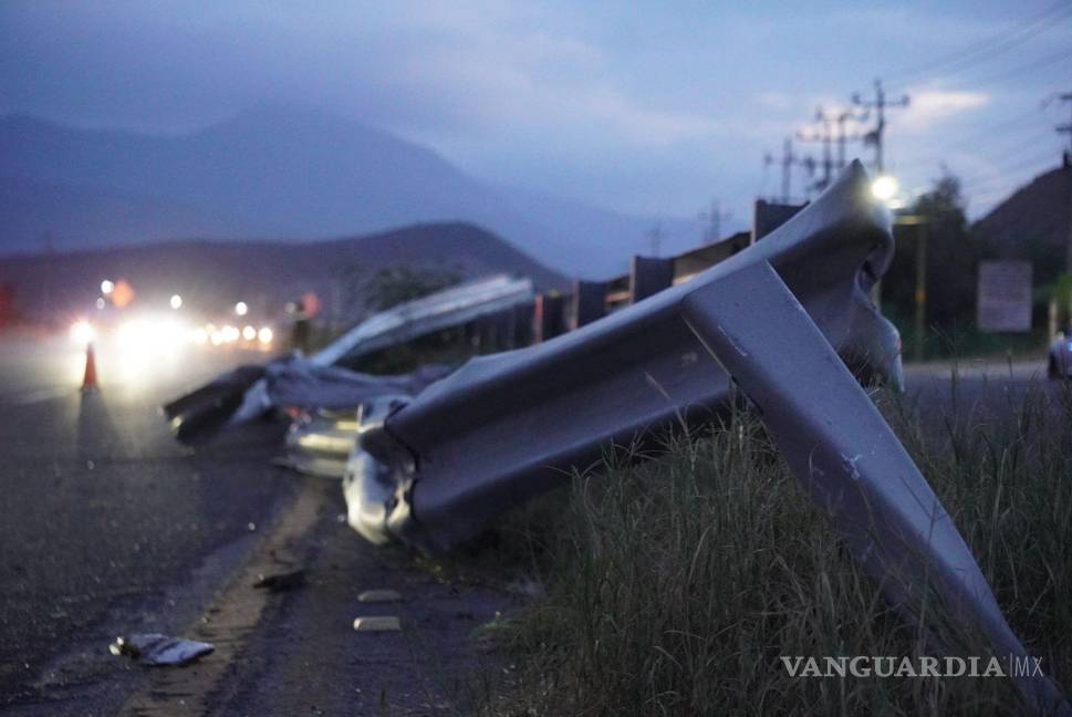 $!La pesada unidad se impactó contra una barra de contención antes de salir a la terracería.