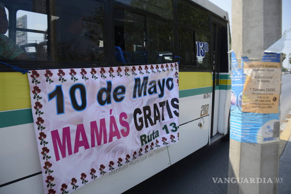 $!¡Choferes de Saltillo se lucen! Pasean a mamás gratis durante el 10 de Mayo