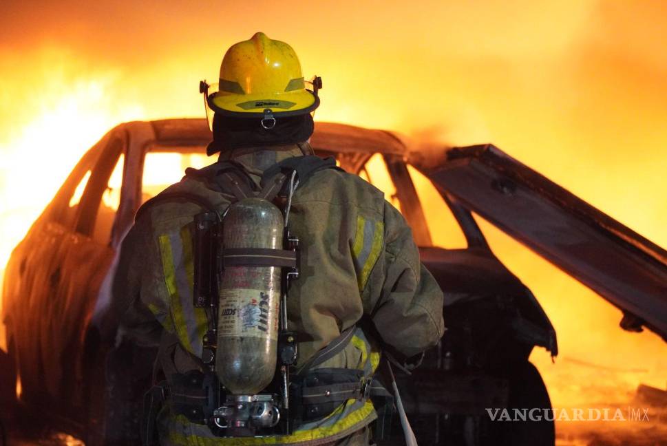 $!Vecinos y bomberos luchan contra las llamas que consumieron el negocio, mientras se rescata a los adultos mayores del interior del inmueble.