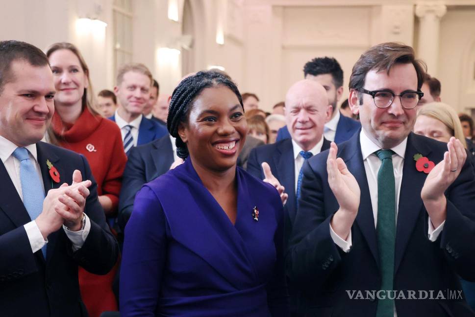 $!La nueva líder del Partido Conservador Kemi Badenoch (c), junto a su marido Hamish (d) y el candidato Robert Jenrick (i).