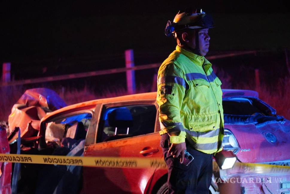 $!Paramédicos confirmaron en el lugar el fallecimiento del conductor del Volkswagen Polo, quien quedó prensado entre los restos del automóvil.