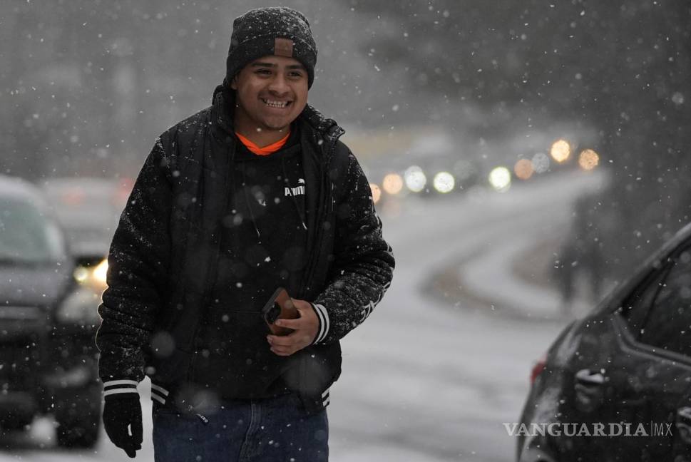 $!Una persona camina en la nieve durante una tormenta invernal el martes 21 de enero de 2025, en Tucker, Georgia.