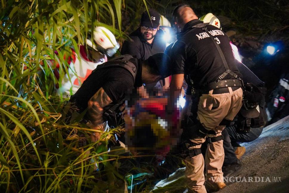 $!Una camilla fue utilizada para subir a la mujer desde el fondo del cauce hasta la superficie, donde la esperaba una ambulancia.
