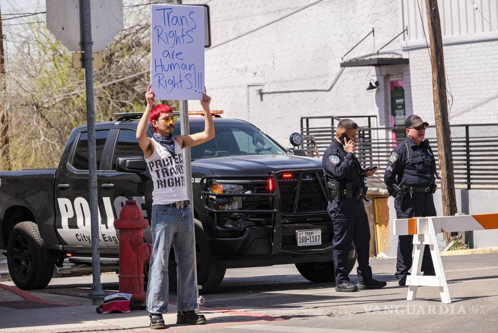 $!Indigo Beltran, de 19 años y residente de Eagle Pass, protesta por la visita del vicepresidente JD Vance a la frontera entre Texas y México en Eagle Pass, Texas.