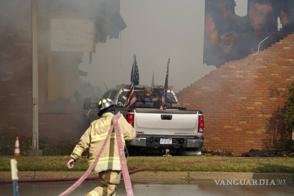 $!Los bomberos trabajan en la escena de un incendio y tiroteo en la Iglesia de Jesucristo de los Santos de los Últimos Días en Grand Blanc, Michigan.