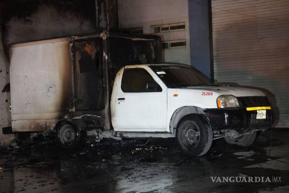 $!La camioneta de la mercería La Barata quedó completamente calcinada tras el incendio.