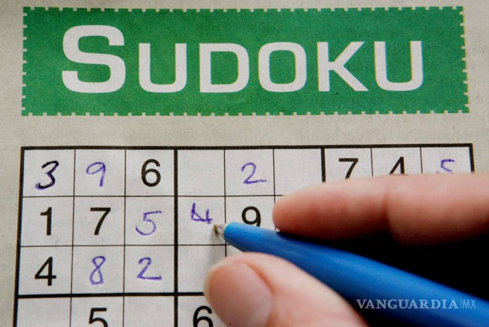 $!Una mujer llena la cuadrícula de un Sudoku en un periódico, Frankfurt, Alemania, 22 de agosto de 2005. EFE/EPA/Fank May