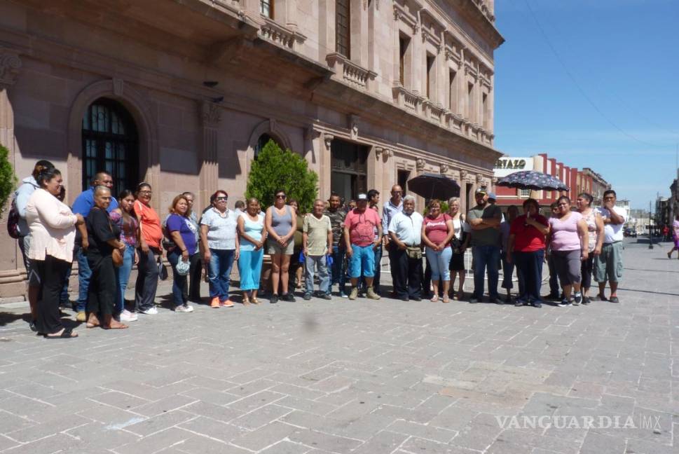 $!Se plantan comerciantes de Saltillo frente a Palacio de Gobierno, piden apoyo por coronavirus