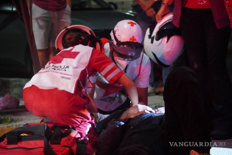 $!Paramédicos de la Cruz Roja atendieron al motociclista en el lugar del accidente.