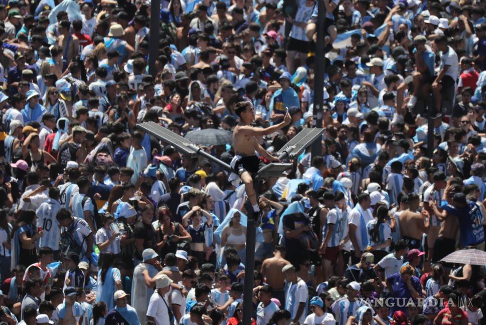 $!Un hincha de Argentina se toma una foto en un poste del alumbrado público, en la celebración de la victoria de la selección argentina en el Mundial de Qatar 202.