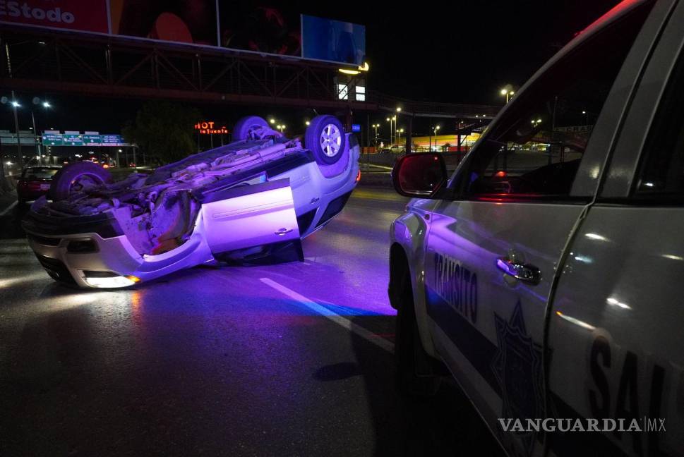 $!Elementos de Tránsito Municipal acudieron al lugar para tomar conocimiento del accidente.