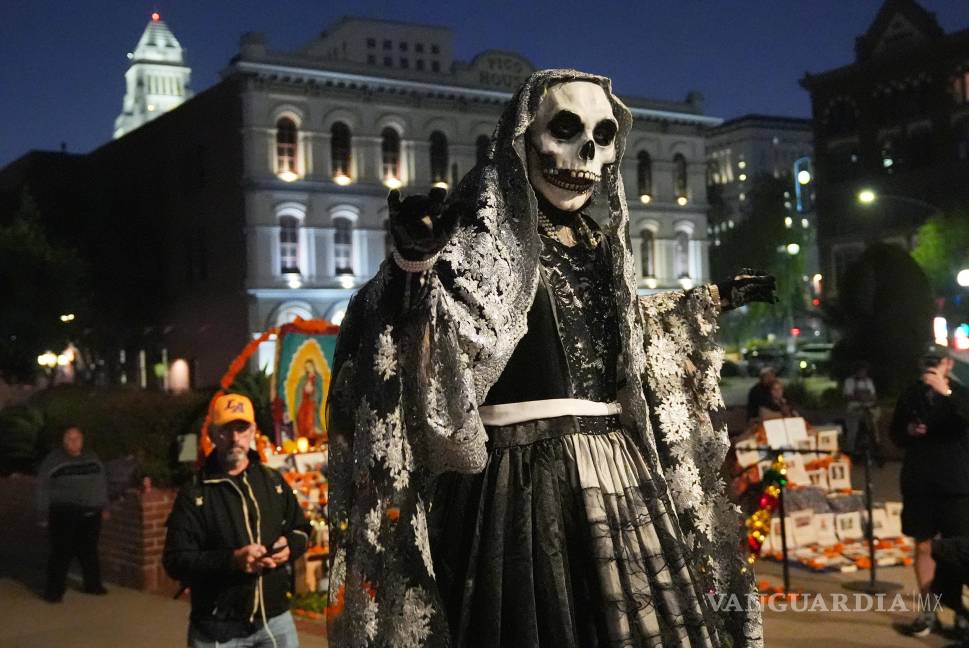 $!Un miembro del Teatro del Pueblo vestido como La Catrina interpreta la obra La Danza de la Muerte, dentro de las celebraciones del Día de Muertos en Olvera Street.