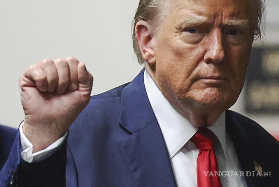 $!En un receso en la Corte, Donald Trump saludó a sus simpatizantes con su ya tradicional puño cerrado.