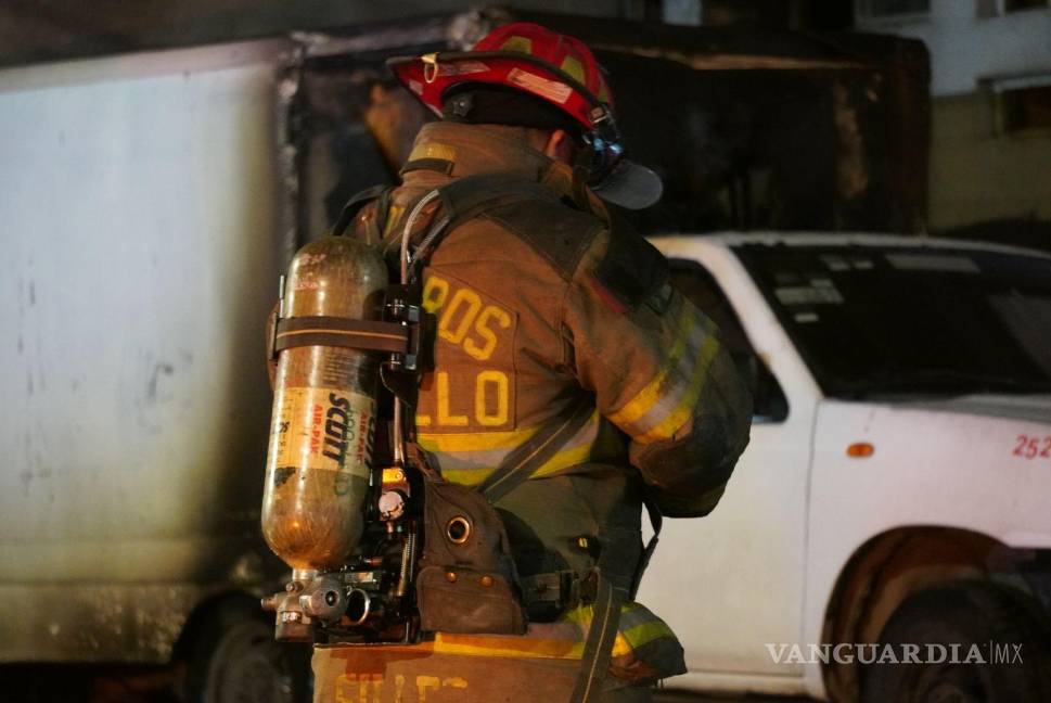 $!Bomberos evitaron que las llamas alcanzaran otros vehículos y locales cercanos.
