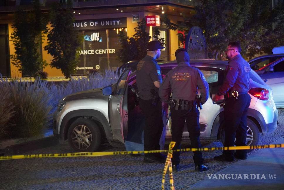 $!Policías municipales acordonaron el área donde fue hallado el hombre sin vida dentro de su vehículo.