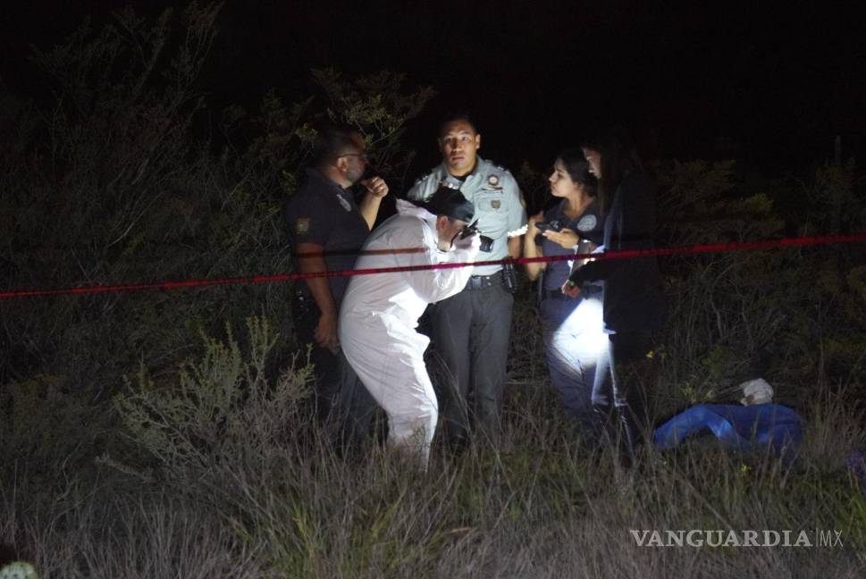 $!Los cuerpos fueron recuperados entre la maleza a un costado de la carretera.