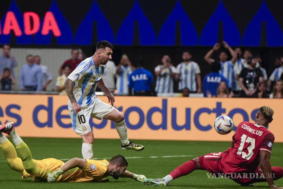 $!Lionel Messi quiso anotar un gol de ‘vaselina’ pero fue tapado por el defensa.