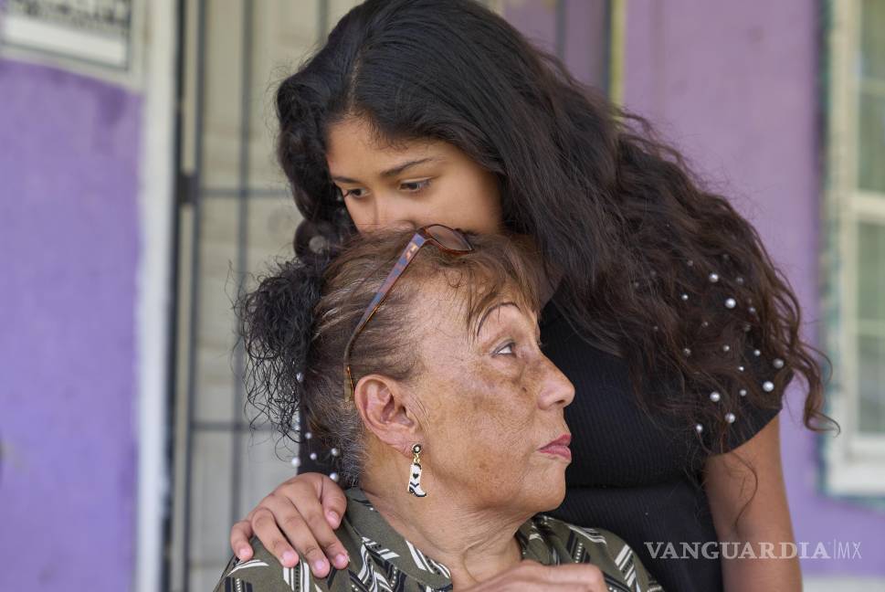 $!Noemí, de 11 años, besa a su abuela, Ofelia, afuera de su casa en una colonia, un tipo de barrio informal que se encuentra en zonas rurales de Texas.