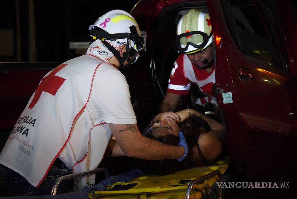 $!Paramédicos de la Cruz Roja atendieron a la copiloto que resultó lesionada.