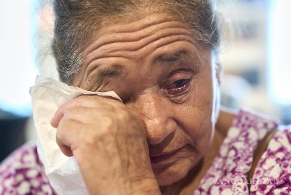 $!María Isabel de Pérez llora al recordar cómo su hijo estaba muy asustado para ir al hospital cuando sintió un intenso dolor abdominal, lo que casi lo llevó a la muerte.