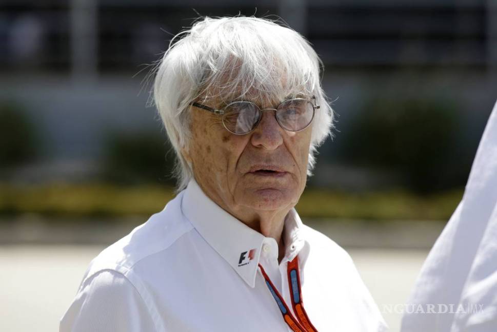Las mujeres no son "físicamente capaces" de conducir en F1: Ecclestone