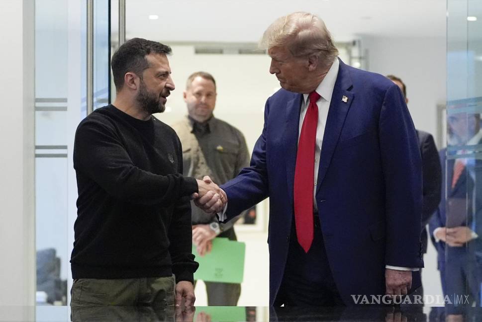 $!El candidato republicano Donald Trump, y el presidente de Ucrania, Volodímir Zelenski , se dan la mano durante su reunión en la Trump Tower en Nueva York.