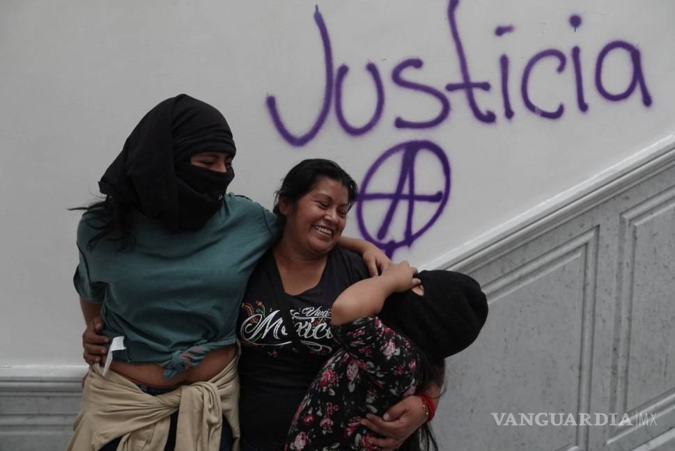 $!Feministas convierten la Comisión Nacional de Derechos Humanos en su albergue