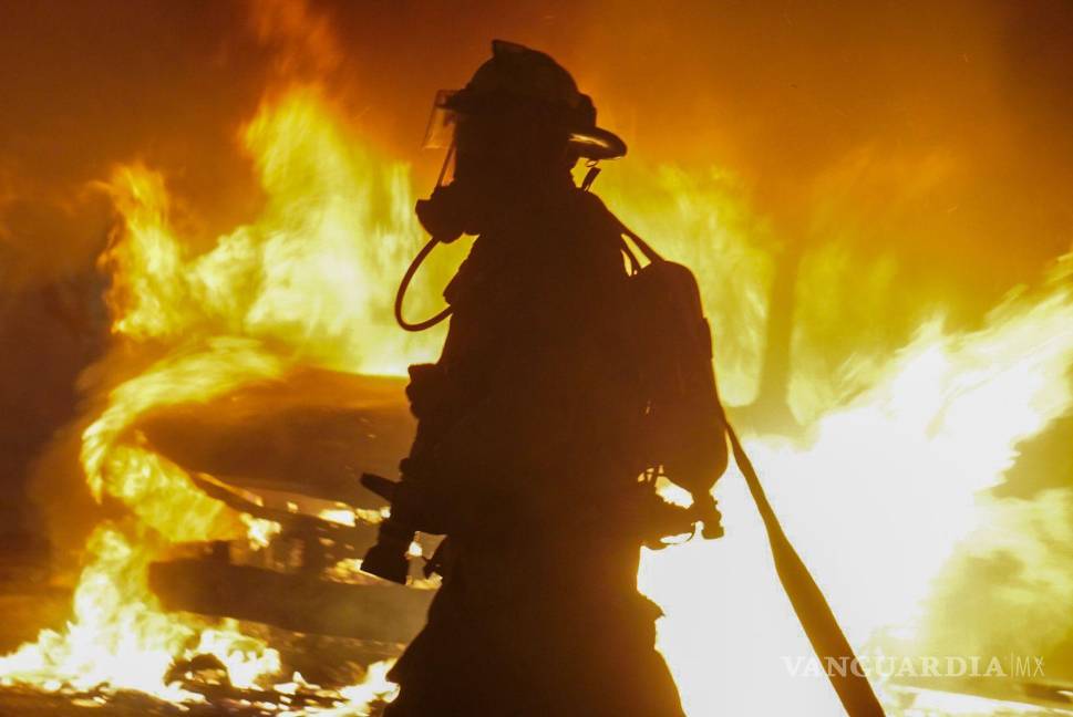 $!Bomberos sofocan las llamas de un vehículo incendiado en el centro de la ciudad.