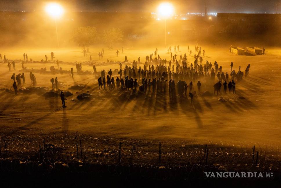 $!Migrantes esperando en un campamento improvisado en El Paso, Texas, en mayo de 2023.