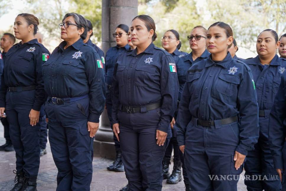 $!A los elementos de Ramos Arizpe se les entregaron uniformes y chalecos durante el evento del Día del Policía.