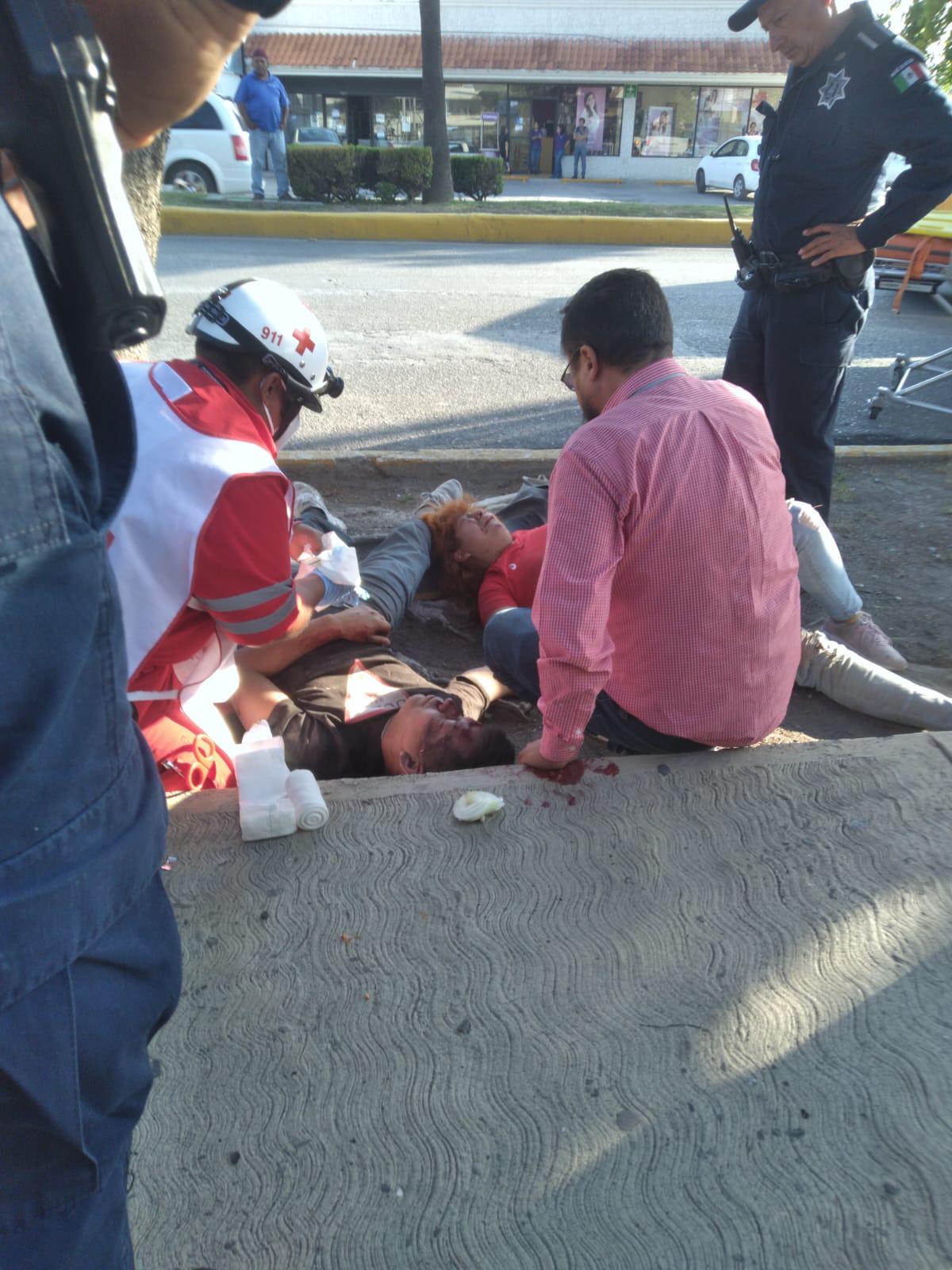 Pareja de motociclistas resulta herida al impactar contra árbol en el Bulevar Francisco Coss de Saltillo. Noticias en tiempo real