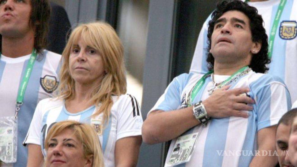 $!¡Otro escándalo para Maradona! Exesposa del DT de Dorados lo demanda por violencia psicológica