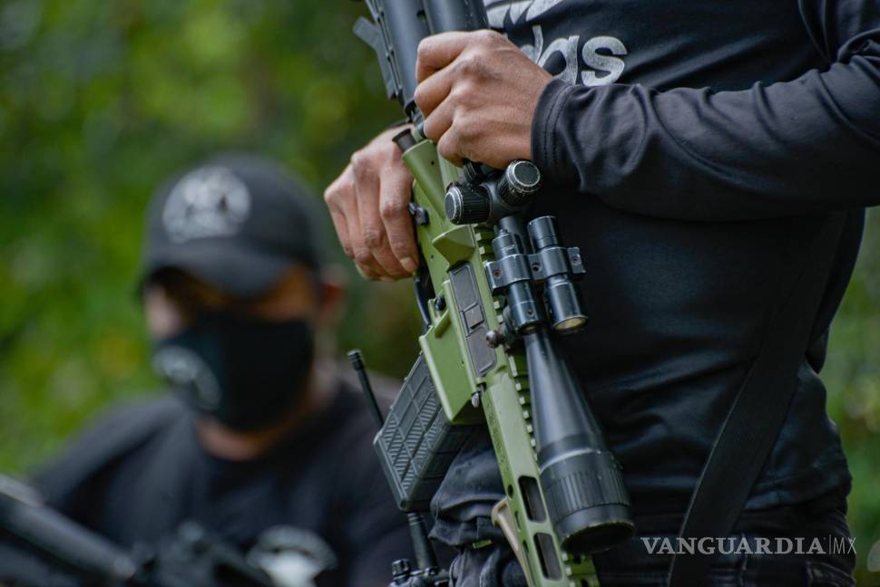 $!Fotografía del 5 de noviembre de 2021 que muestra a integrantes del grupo armado de autodefensa El Machete.