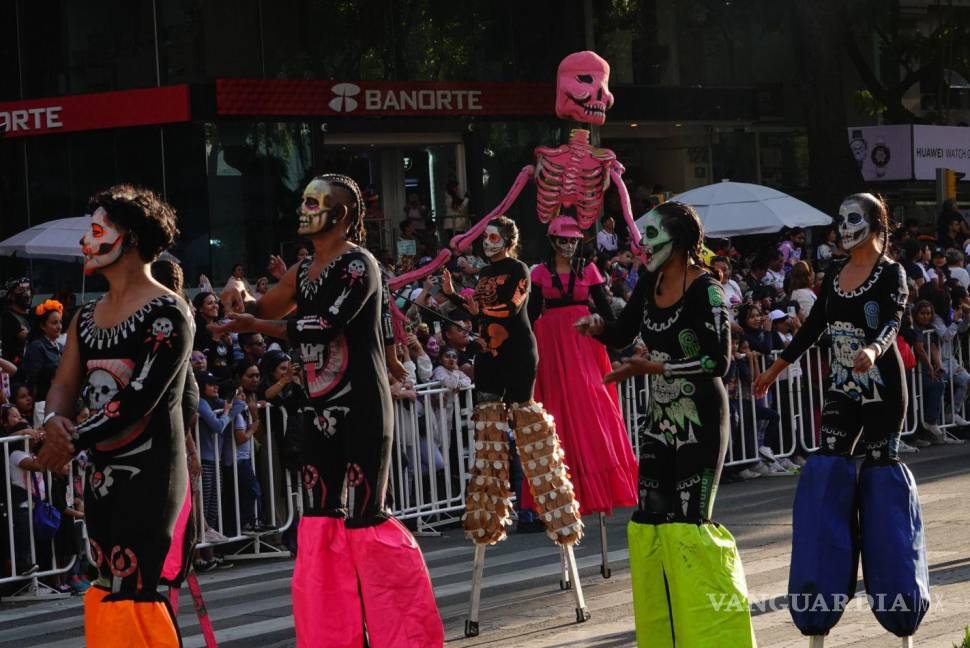 $!CIUDAD DE MÉXICO, 04NOVIEMBRE2023.- Se llevo acabo el Mega Desfile de día de Muertos. Dicha festividad comenzó de la Puerta de los Leones de Chapultepec y culminó en el Zócalo capitalino FOTO: ROGELIO MORALES /CUARTOSCURO.COM