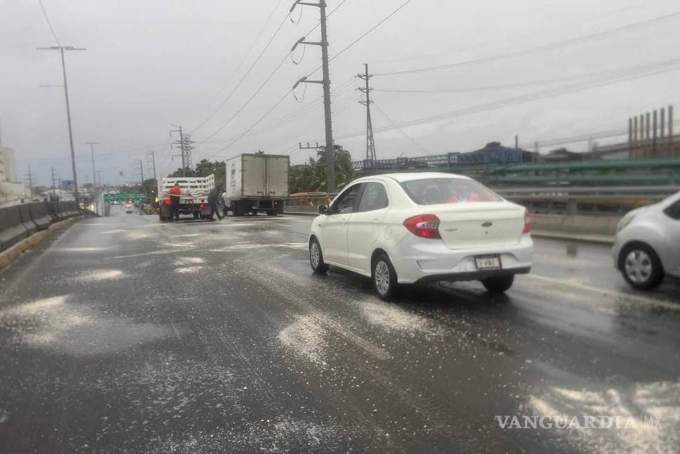 $!Autoridades de Protección Civil aplican sal en los puentes para evitar accidentes y garantizar la seguridad de los conductores.