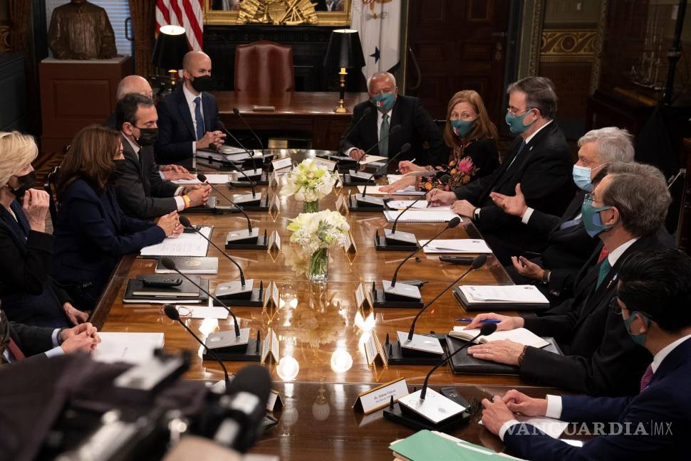 $!La vicepresidenta de Estados Unidos, Kamala Harris, sostiene una reunión bilateral con el presidente de México, López Obrador, en la Oficina de Ceremonias de los Vicepresidentes en el edificio de oficinas ejecutivas de Eisenhower en la Casa Blanca, Washington. EFE/EPA/Ken Cedeno