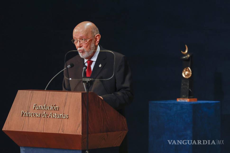 $!El arqueólogo y antropólogo mexicano Eduardo Matos Moctezuma da un dscurso tras recibir el Premio Princesa de Asturias de Ciencias Sociales.