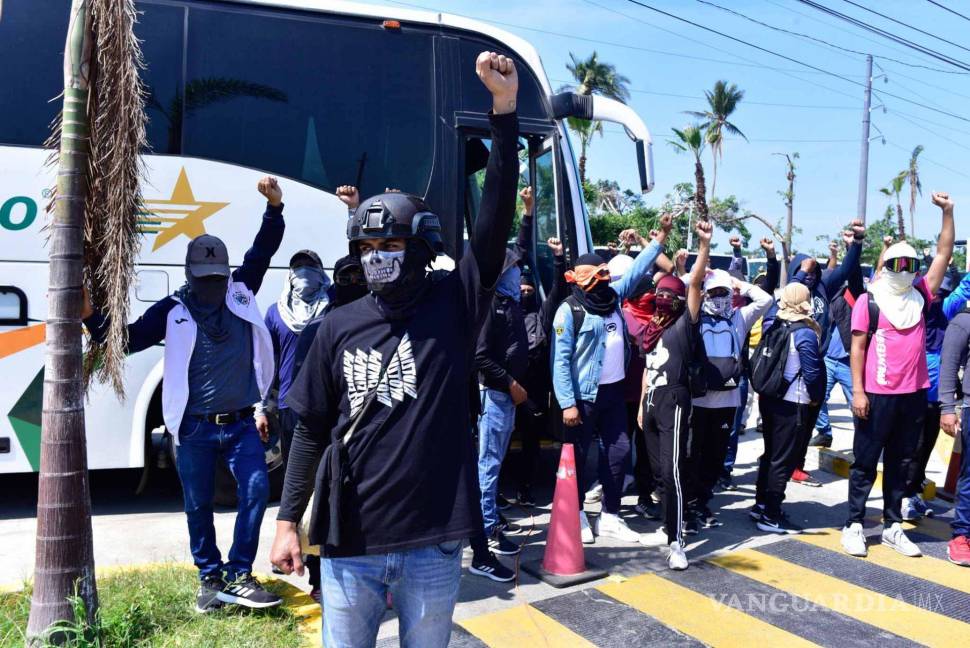 $!Normalistas de la Escuela Normal Rural de Ayotzinapa realizaron un mitin a las afueras de las instalaciones del Poder Judicial de la Federación en Acapulco.