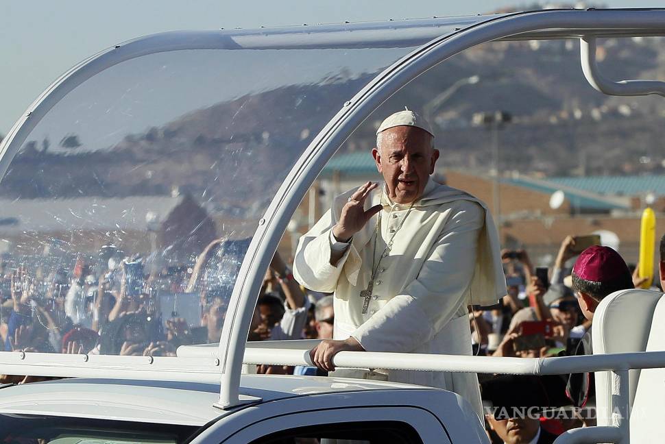 $!Fotografía del 17 de febrero de 2016, del papa Francisco saludando a feligreses a su llegada para una misa en Ciudad Juárez estado de Chihuahua (México).
