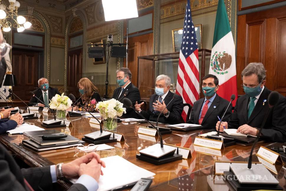 $!La vicepresidenta de los Estados Unidos, Kamala Harris (no se ve), sostiene una reunión bilateral con el presidente de México, López Obrador (C), en la Oficina Ceremonial de los Vicepresidentes en el edificio de la Oficina Ejecutiva de Eisenhower en la Casa Blanca, Washington. EFE/EPA/Ken Cedeno