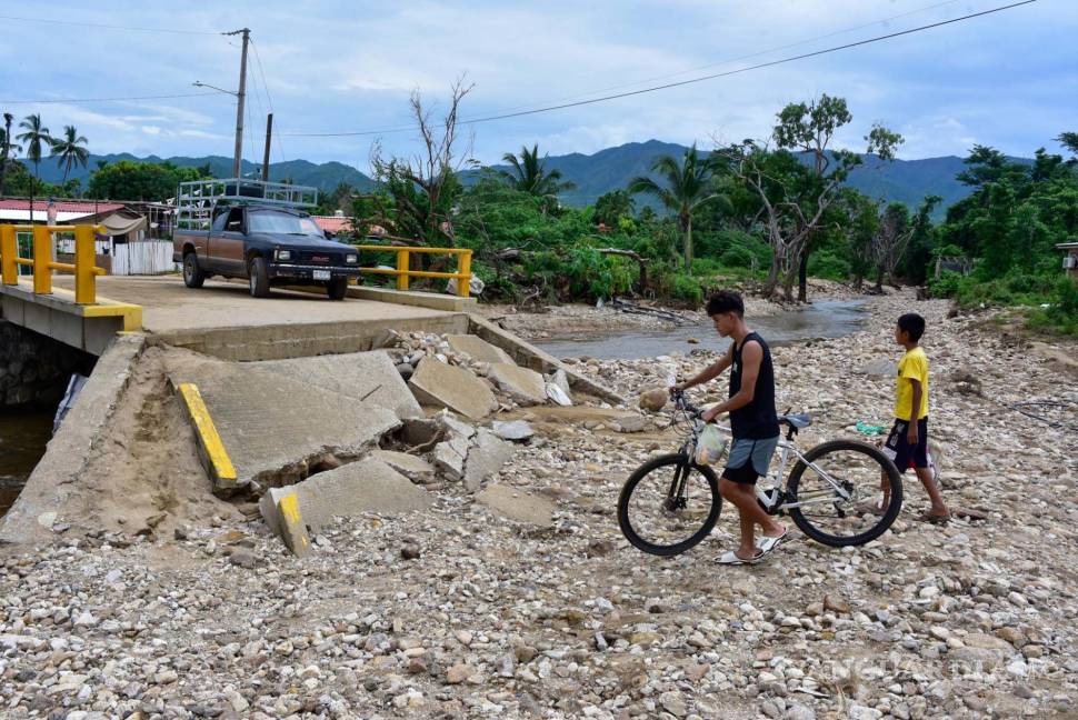 $!Las fuertes lluvias que duraron varios días provocadas por el huracán John, desbordaron el río de la comunidad de Ejido Viejo en el municipio de Coyuca de Benítez, región Costa Grande, del estado de Guerrero.