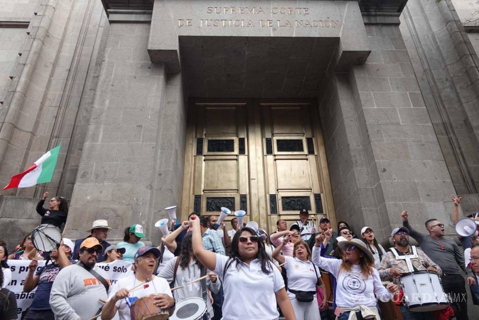 $!Trabajadores del Poder Judicial exigieron justicia para revocar la reforma afuera de las inmediaciones de la Suprema Corte de Justicia de la Nación.