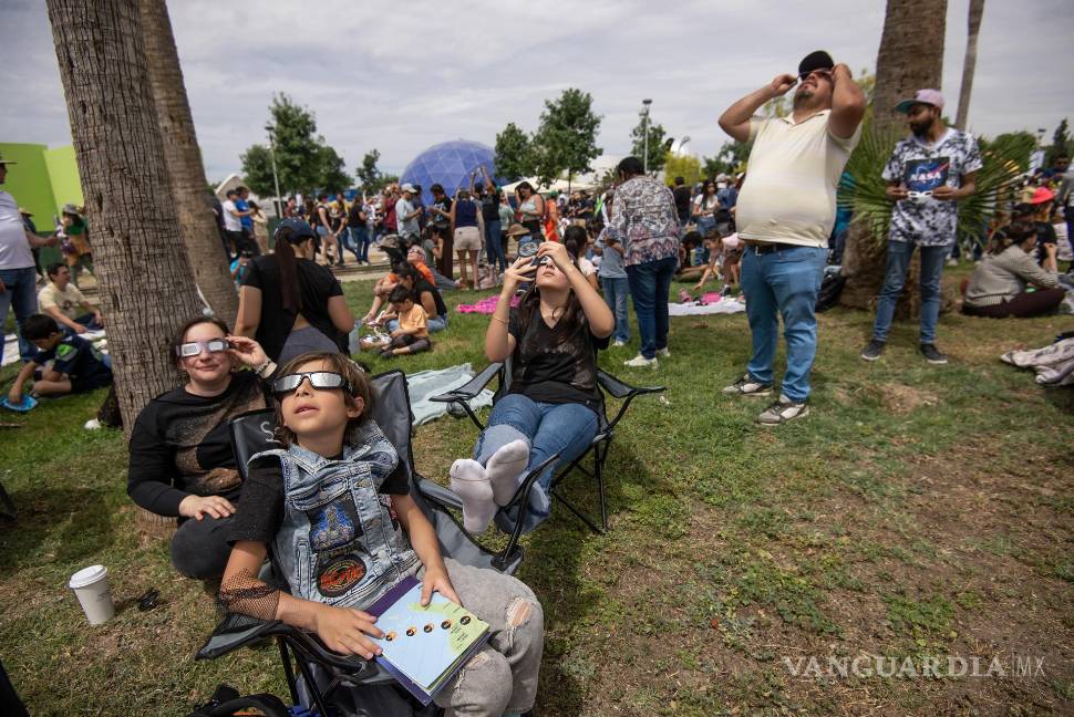 Así cautiva, maravilla y asombra el eclipse solar desde Mazatlán hasta la isla de Terranova (fotos)