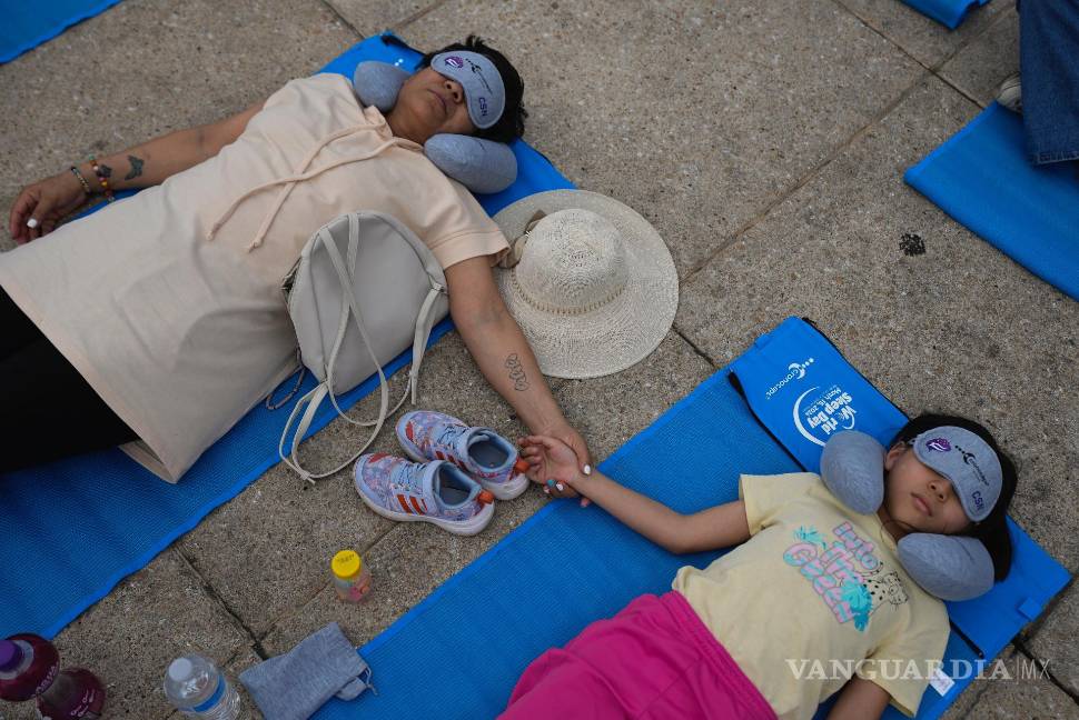 Así conmemoran en CDMX el Día Mundial del Sueño, cientos de personas se toman una “siesta masiva” (Fotos)