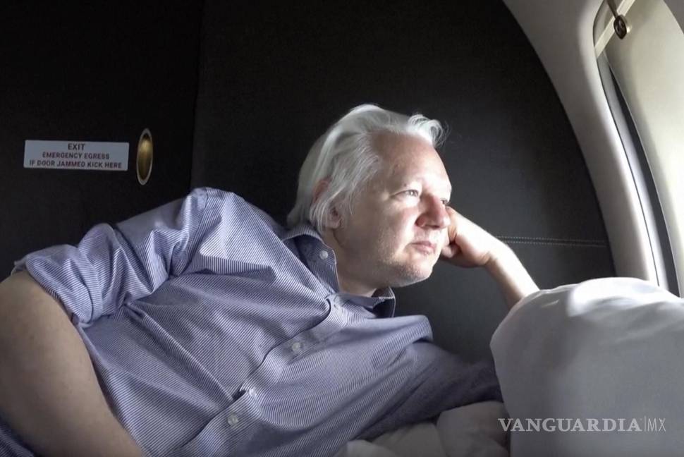 $!Captura de pantalla extraída de la cuenta X de Wikileaks de Julian Assange a bordo de un vuelo a Bangkok, Tailandia, tras su liberación de prisión.