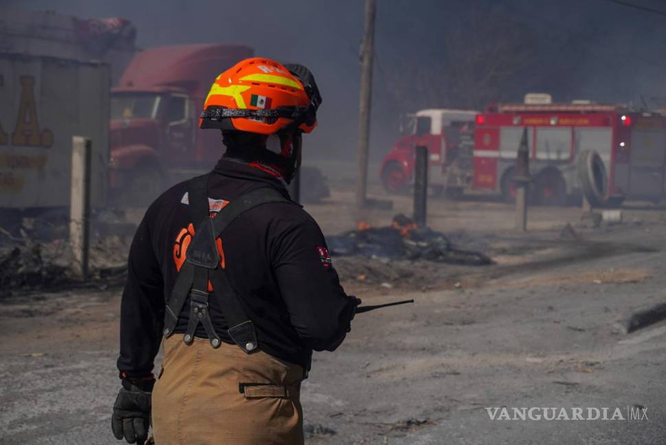 Fuertes rachas de vientos desatan caos e incendios en Nuevo León