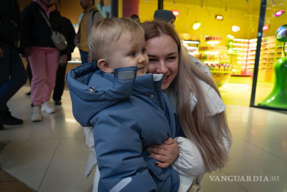 $!Kateryna Dmytryk abraza a su hijo Timur, de dos años, en Kiev, mientras espera a su esposo, Artem, que fue liberado en un intercambio de prisioneros.