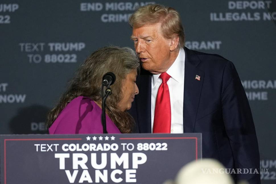 $!Donald Trump, abraza a Cindy Romero durante un mitin en el Gaylord Rockies Resort y Centro de Convenciones en Aurora, Colorado.