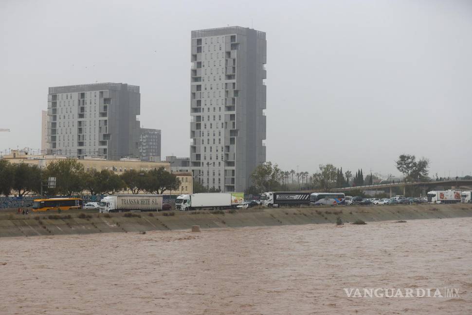 $!Vista general del nuevo cauce del Turia junto a la V-30 atascada a su paso por el barrio de La Torre de Valencia.